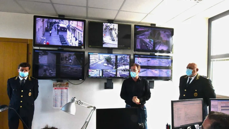 La super telecamera puntata su via Torino per vigilare la movida