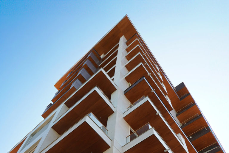 L’edificio Sunrise Tower a Lignano Sabbiadoro