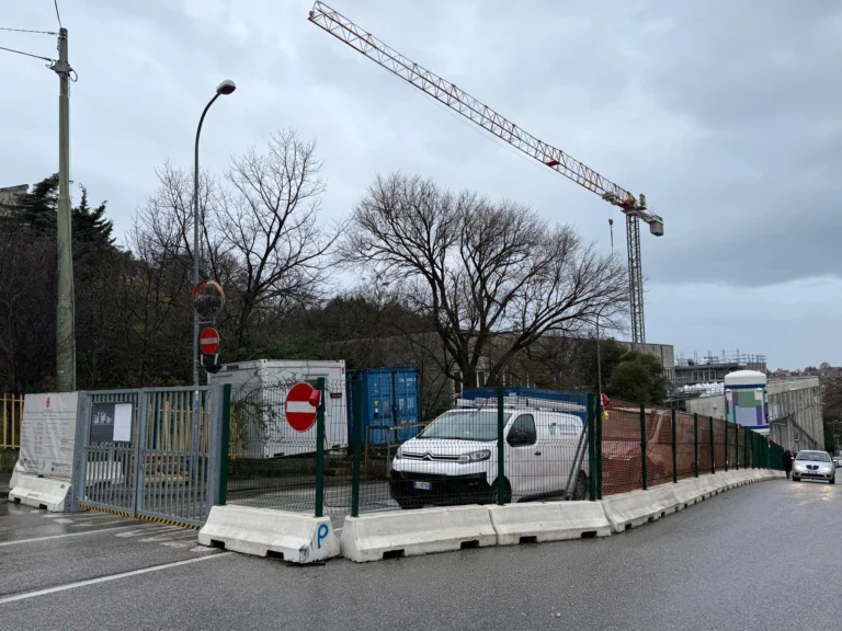 Accelera il cantiere. In classe alla Caprin nel gennaio prossimo